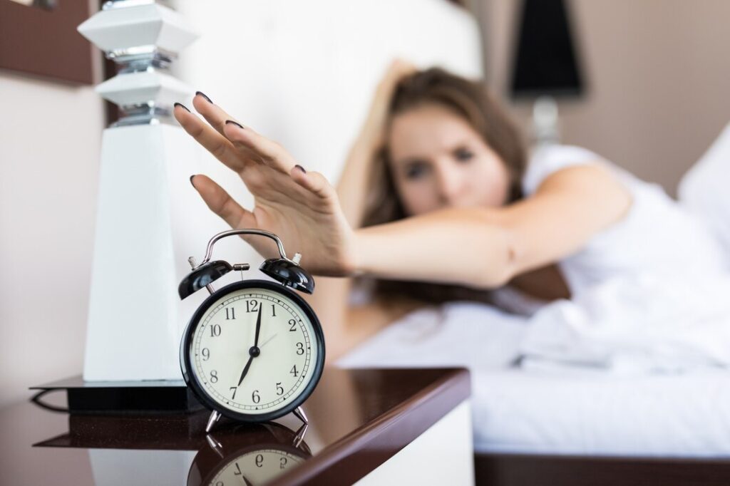 Kenapa Alarm 5 Menit Lagi Malah Bikin Makin Ngantuk?